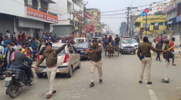 aara me axis bank se 16 lakh loot kar apradhi farar, khak chante rah gyi bihar police