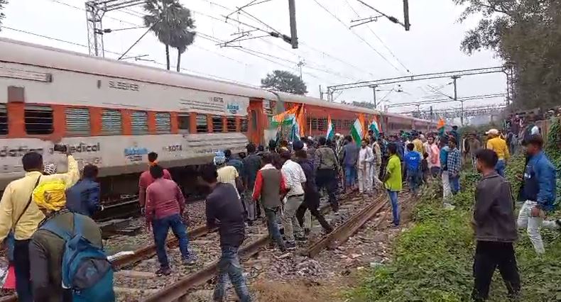 bihta me pradarshankari ke upar se gujri train, machi afratafri