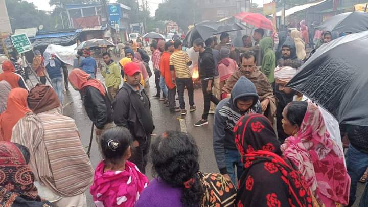 Protest with the dead body, angry people blocked the road by burning tires