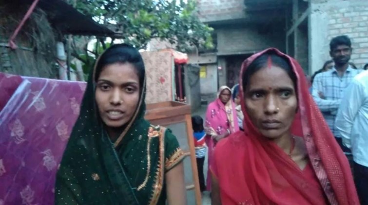  When the husband became helpless, the wife left him and went to her parents' house with dowry, an altercation took place, the villagers called the po