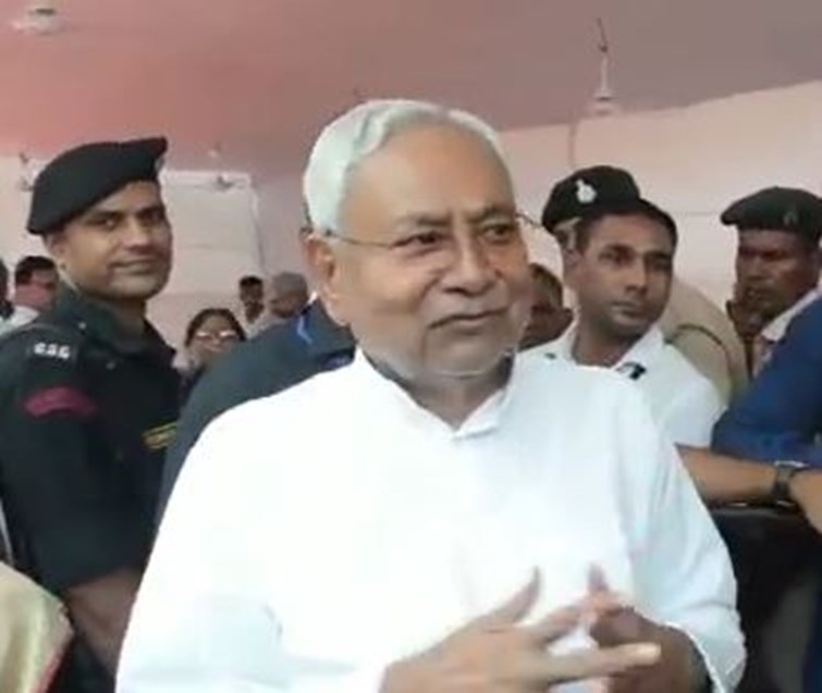CM Nitish gave a check of Rs 1.25 lakh and also appealed to the common people for cooperation.