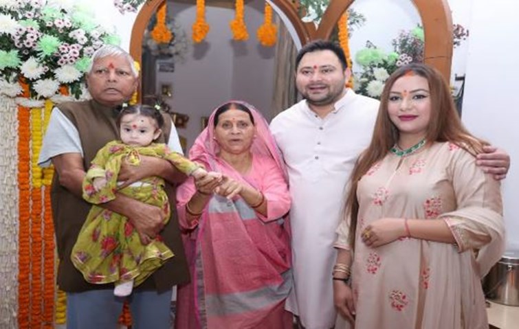 On the wedding anniversary, Tejashwi-Rajshree left for Balaji darshan with Lalu Rabri and Tej Pratap