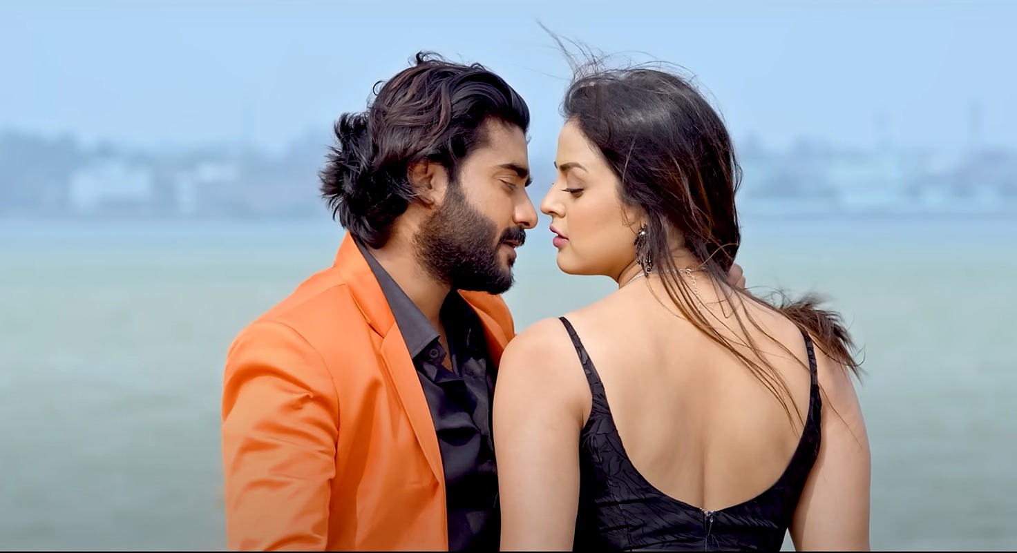 bhojpuri film hindustani ka trailer out,pradip pandey chintu ne yamini singh sang machaya dhamal 