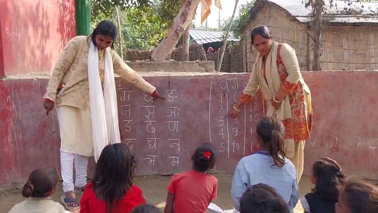 BPSC teacher is running eight classrooms in a hut, students appealed to KK Pathak for school building