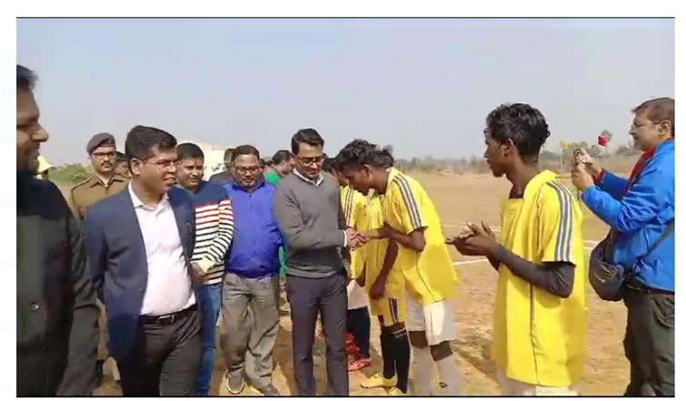 deoghar mai football pratiyogita aayojit 
