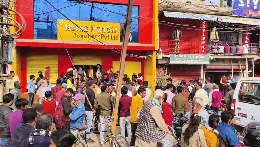 Horrific loot from jewelery shop in Begusarai, employee shot after protesting