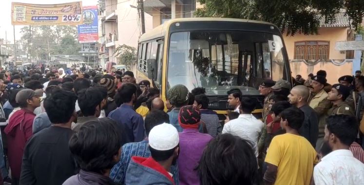 muzaffarpur me school bus ne bachche ko raunda, logo ne kata bawal 