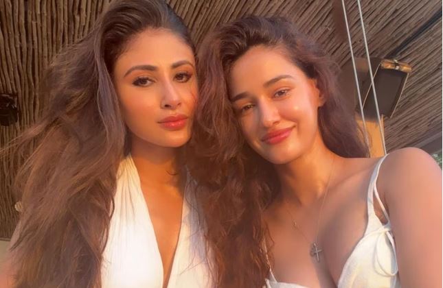 best friend Disha Patani sang Mouni Roy ne machaya dhamal, samudra kinare chalaya hushn ka jadu 