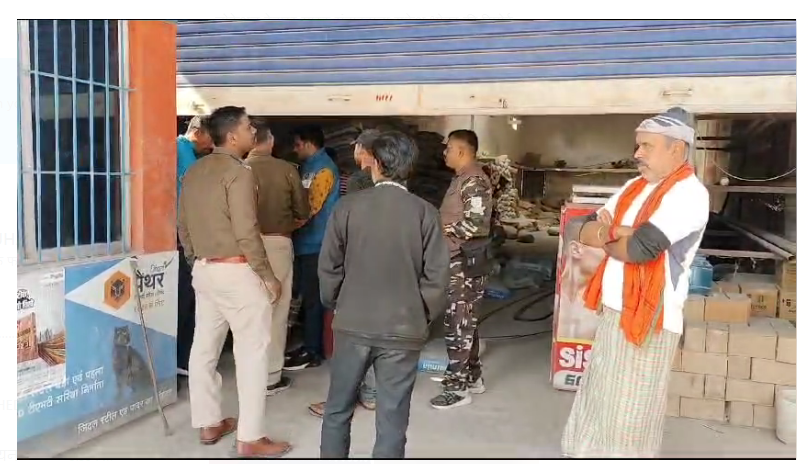 sarath mai cement dukan mai chori  