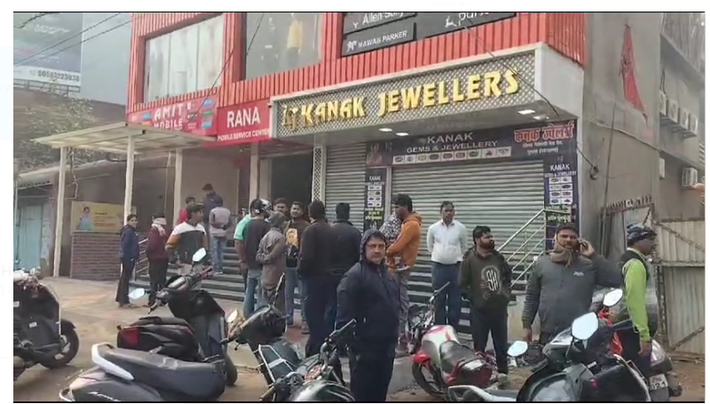 gumla mai mobile dukan mai chori 