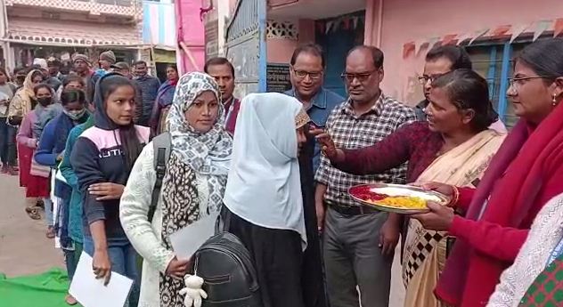 inter pareeksharthiyon ka teeka chandan se swagat 