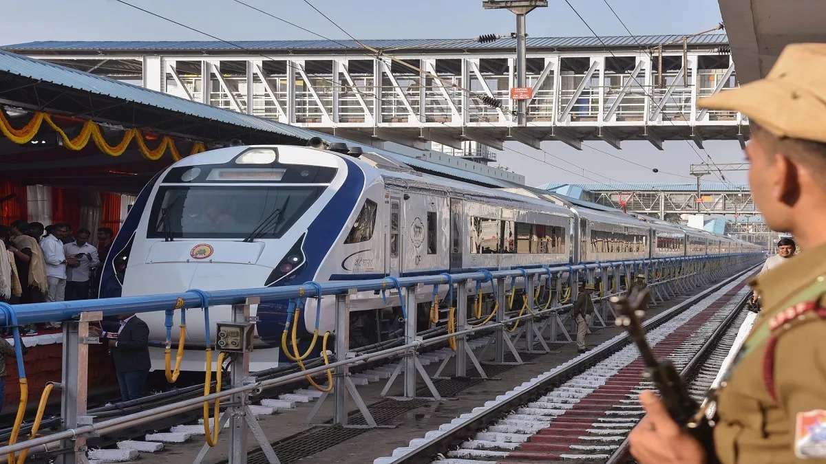 patna se daudgegi bande bharat train bihar ko mili do traino ki saugat