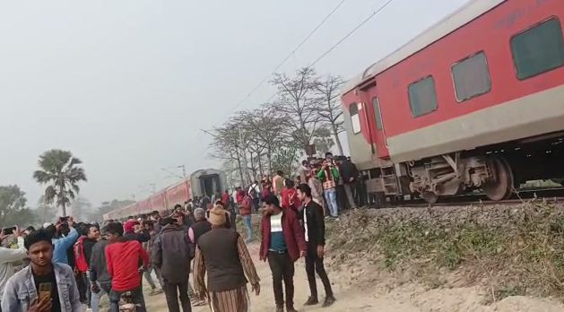 2 tukdon me banti satyagrah express 