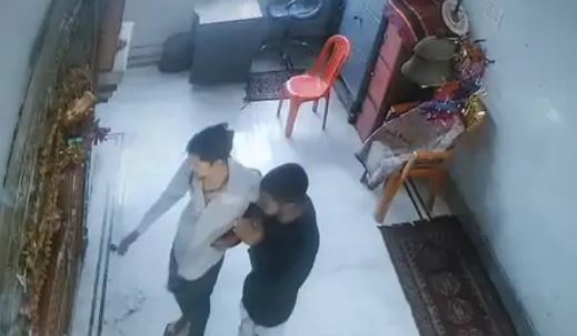 thieves bow down to mother vaishnavi before stealing the donation box.