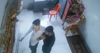 thieves bow down to mother vaishnavi before stealing the donation box.