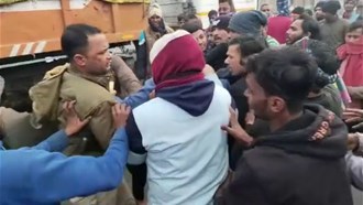 police thrashed after the death of a girl student going to study coaching.