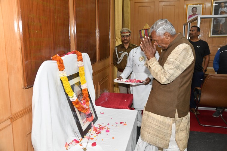 fagu chauhan paid tribute to late jaglal chowdhary on his birth anniversary.