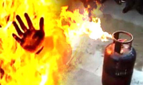 breaking domestic cylinder explosion in patna,6 people including mechanic scroched.