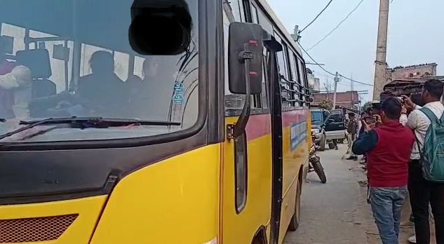 beech sadak par patna sharmsaar 