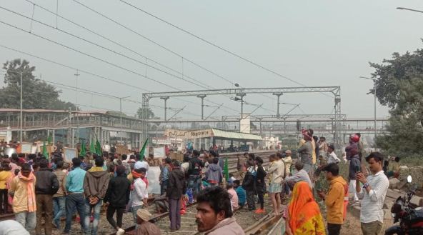 aadiwasi samuday ka halla bol 