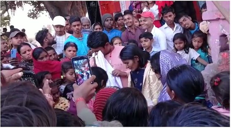 Lover-girlfriend caught in objectionable condition on Valentine's Day in Nalanda, villagers got married on-spot, video going viral