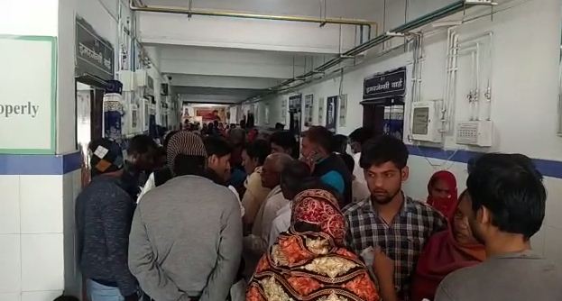 mahila danceron ke beech tabdtod firing 