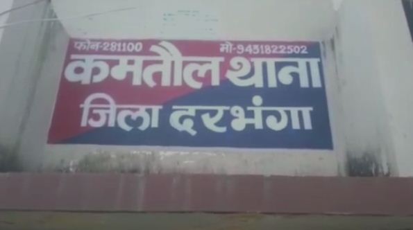 darbhanaga me police par int patthron se hamla 