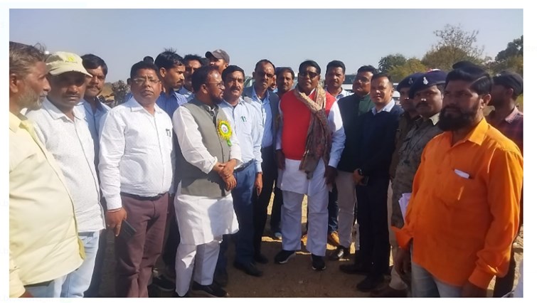 mantri rameshwar uraw ne parijano se ki mulakaat 