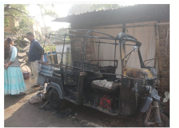 badmashon ne 2 auto mai lagayee aag 