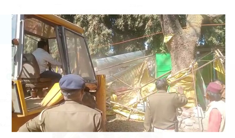 doranda baajaar mai chala prashasan ka buldojar  