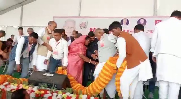 Stage broken during former CM Jitan Ram Manjhi's rally