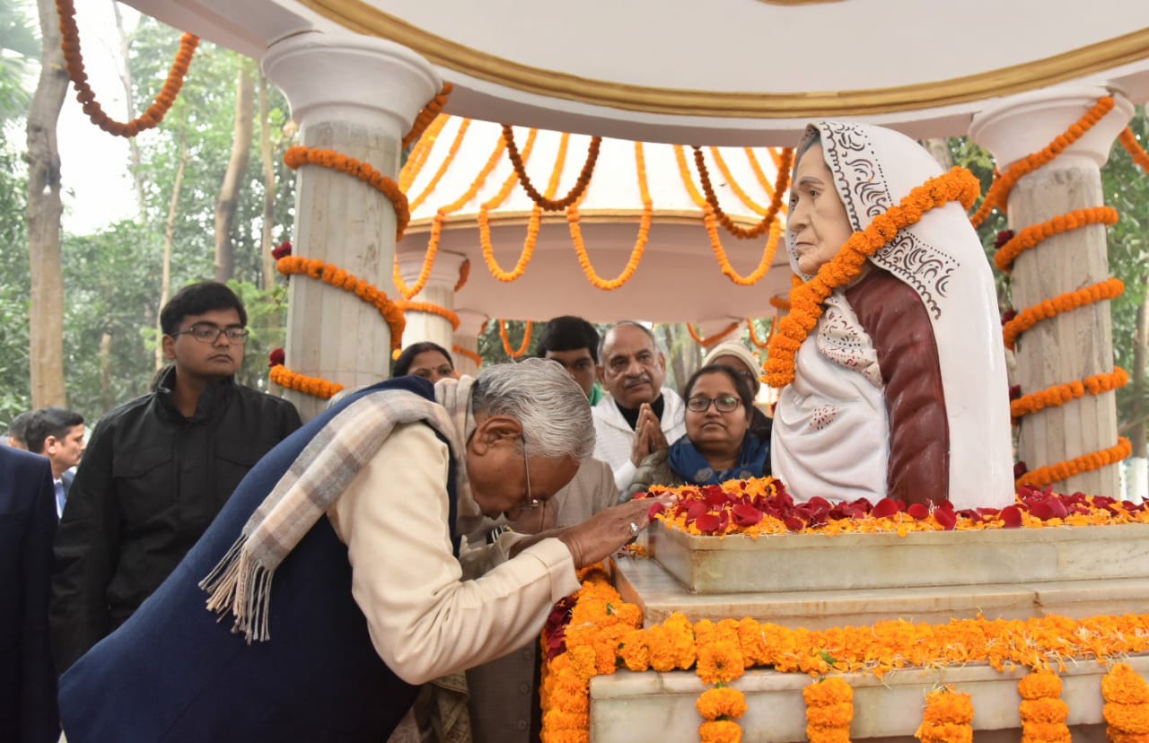 cm nitish ne apni maa ko kiya naman.