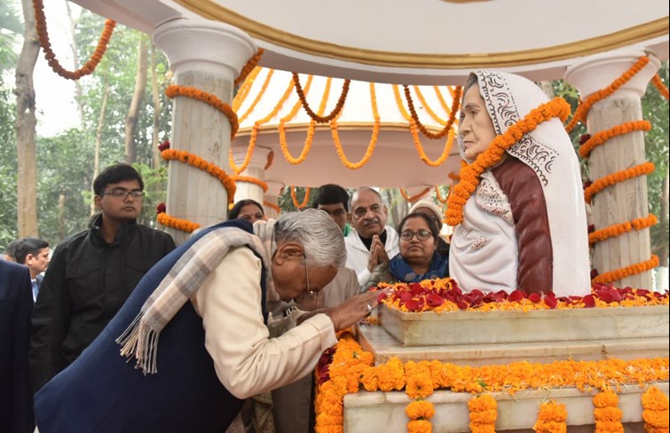 cm nitish ne apni maa ko kiya naman.