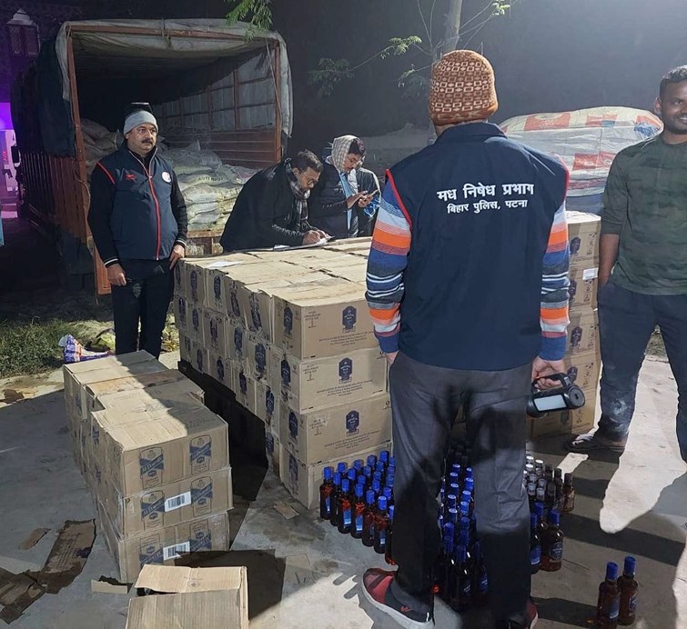 teghra police of begusarai recovered a truck liquor