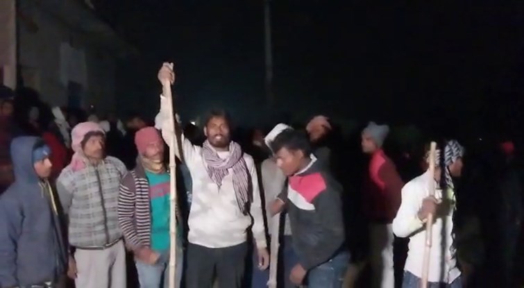 child held hostage for a handful of paddy.stones pelted at police who went to to sescue.