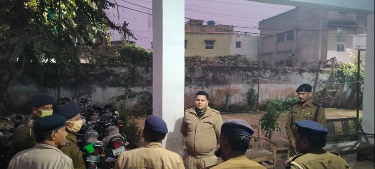 ssp ashish bharti reached naxalite affected police station in bitter cold night.