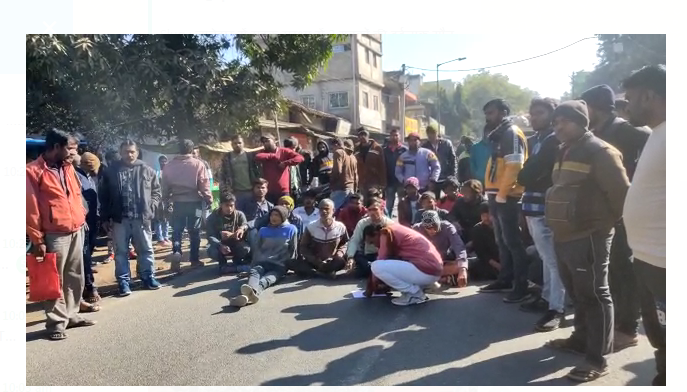 sadak hadsa ke baad graamin aakroshit 