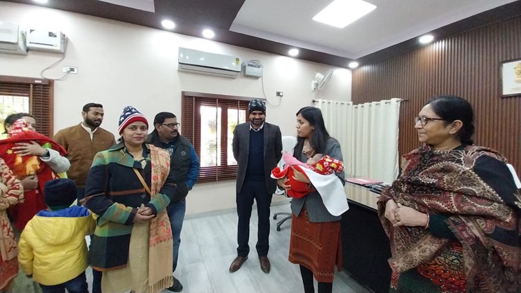 UP me palegi nanhi divya aur nisha 