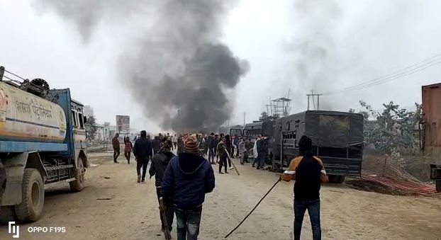 buxer me kisanon ka ugr pradarshan 