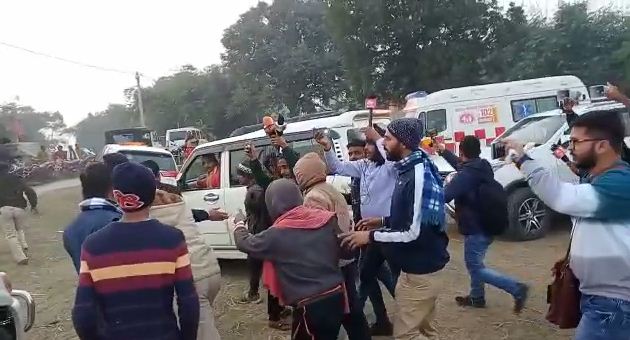 kendriya mantri ke kafile par patthron ki bauchad 