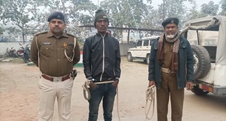 kishanganj police arrested a young man with smack.