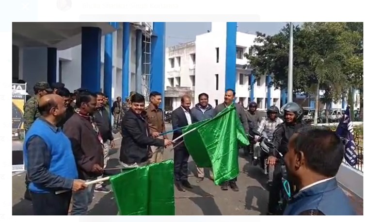 prashasan ne hari jhandi dikhakar kiya bike raily rawaana 