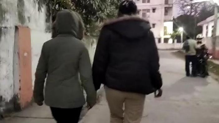 wardi me mili bihar se lapta ladki 