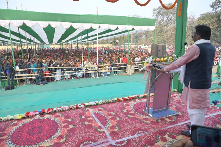 cm hemant soren on giridih tour under khatiani johar yatra.