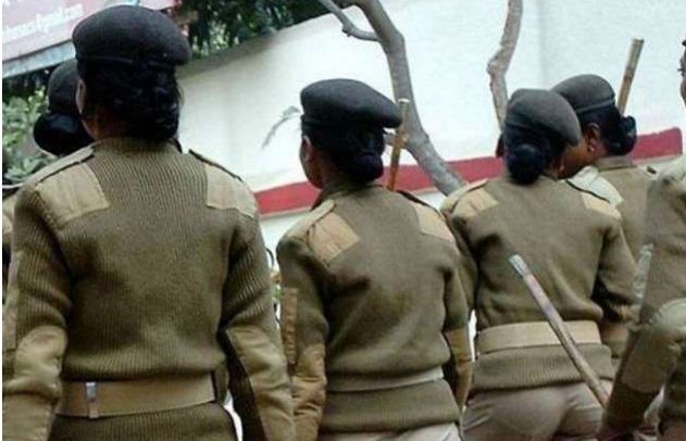 khabardar jo koi apni jagah se hila 