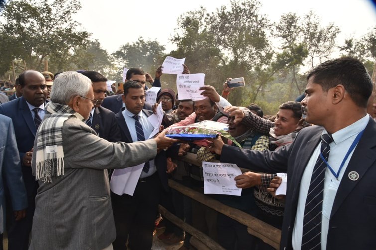 nitish tejashwi ki bhojpur yatra me diffirent color.