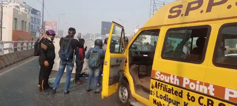 heavy collision between school bus and pickup van in patna.