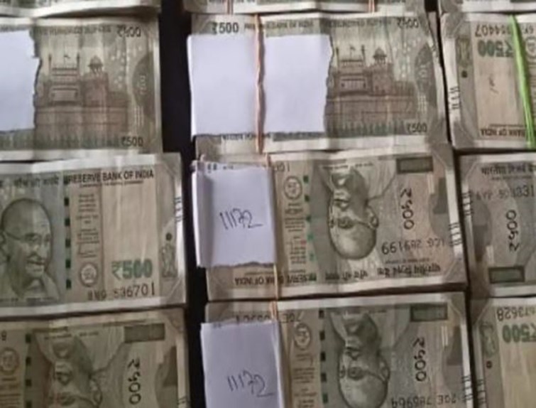 surveilance found a bundle of money in sacks at bada babus house in darbhanga.