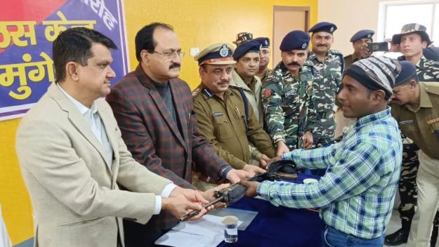 munger me hardcore naksali ne kiya surrender 