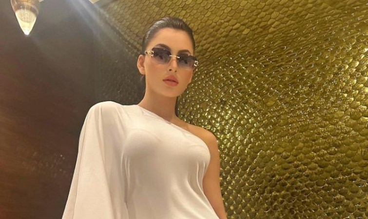 urvashi rautela ne lagaya glamour ka tadka 